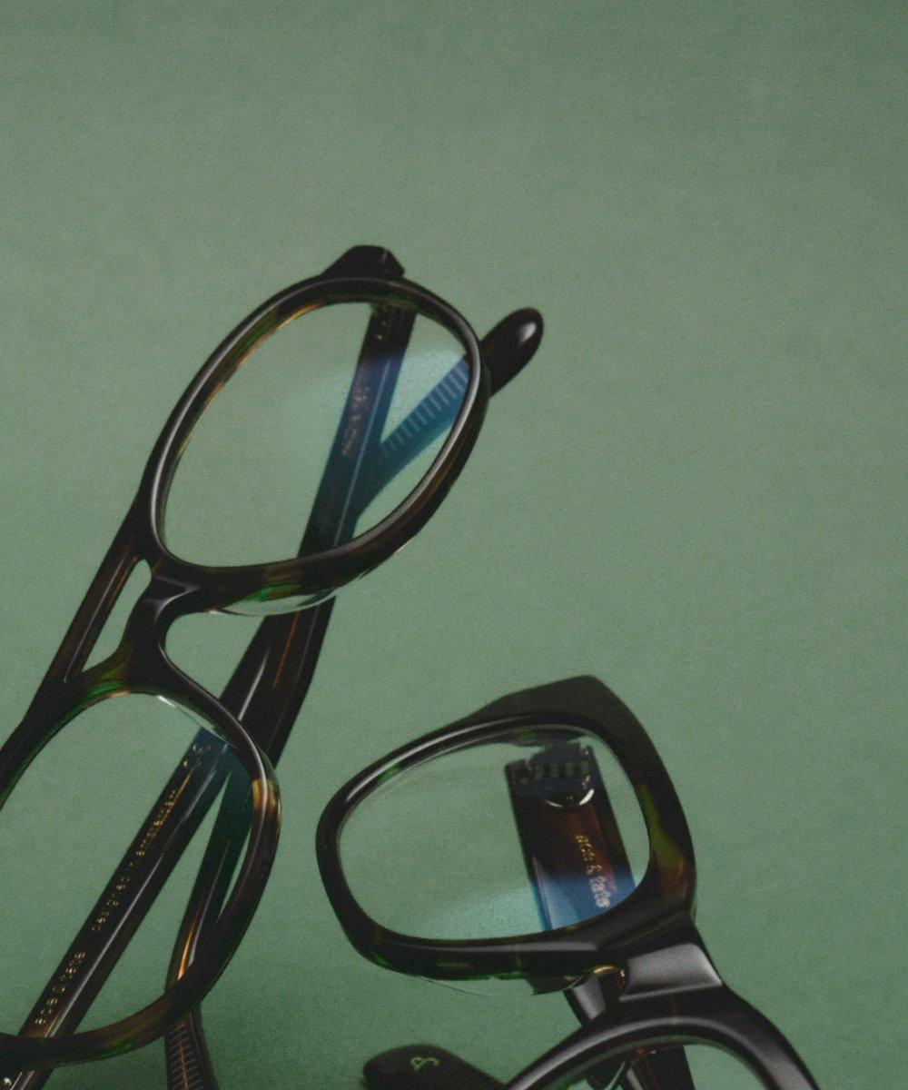 Glasses with green background mobile