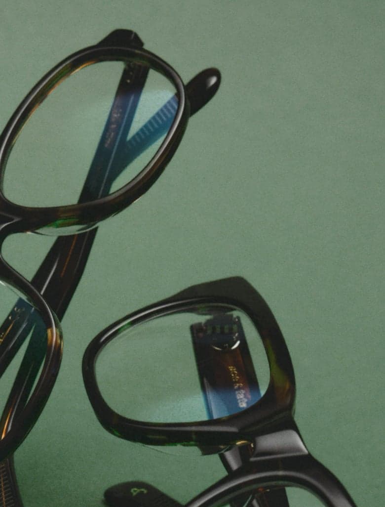 Glasses with green background mobile