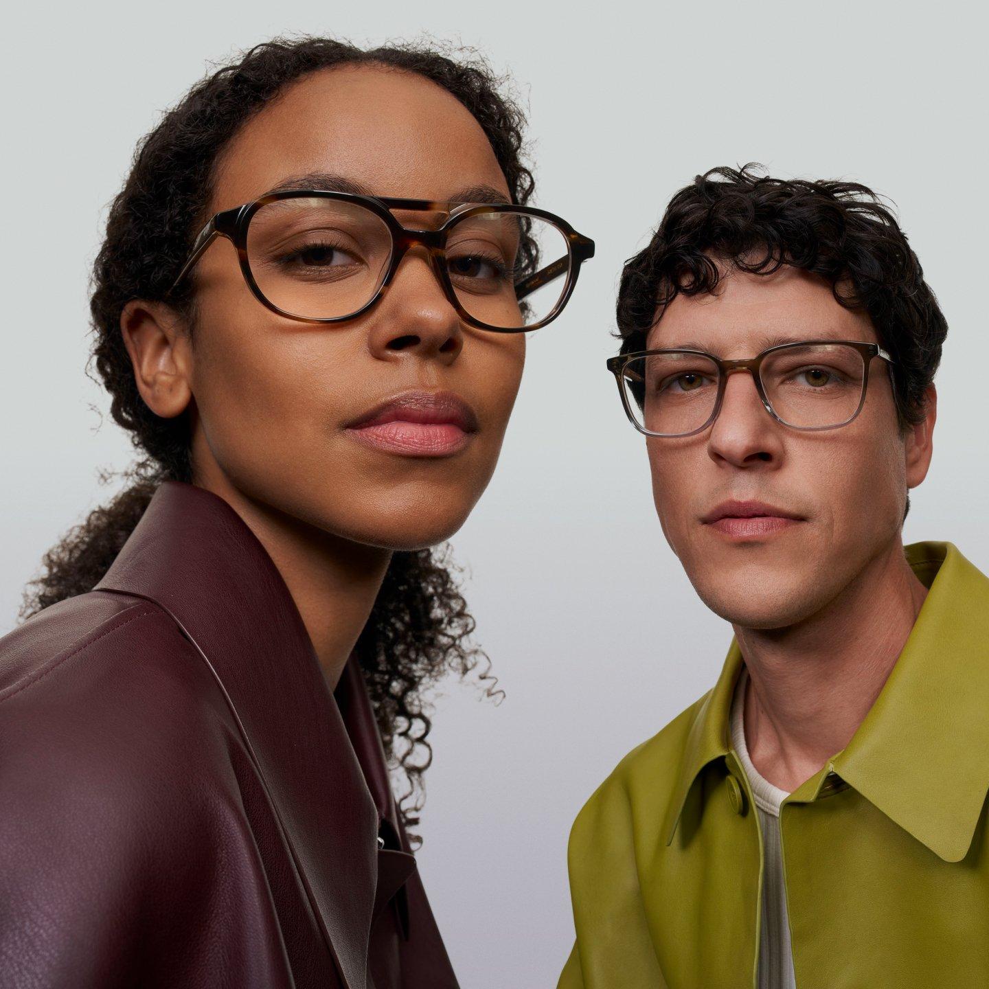 Bundle MKT Bloc Two model white background desktop