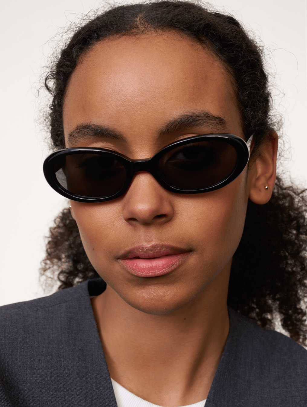 Model wearing leonard sunglasses in black