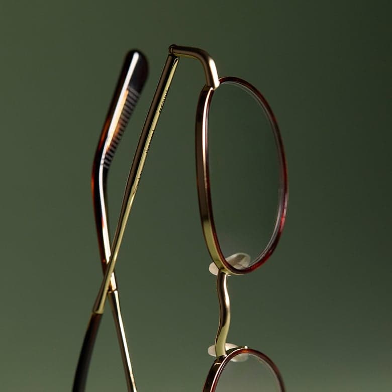 Glasses in green background Mobile