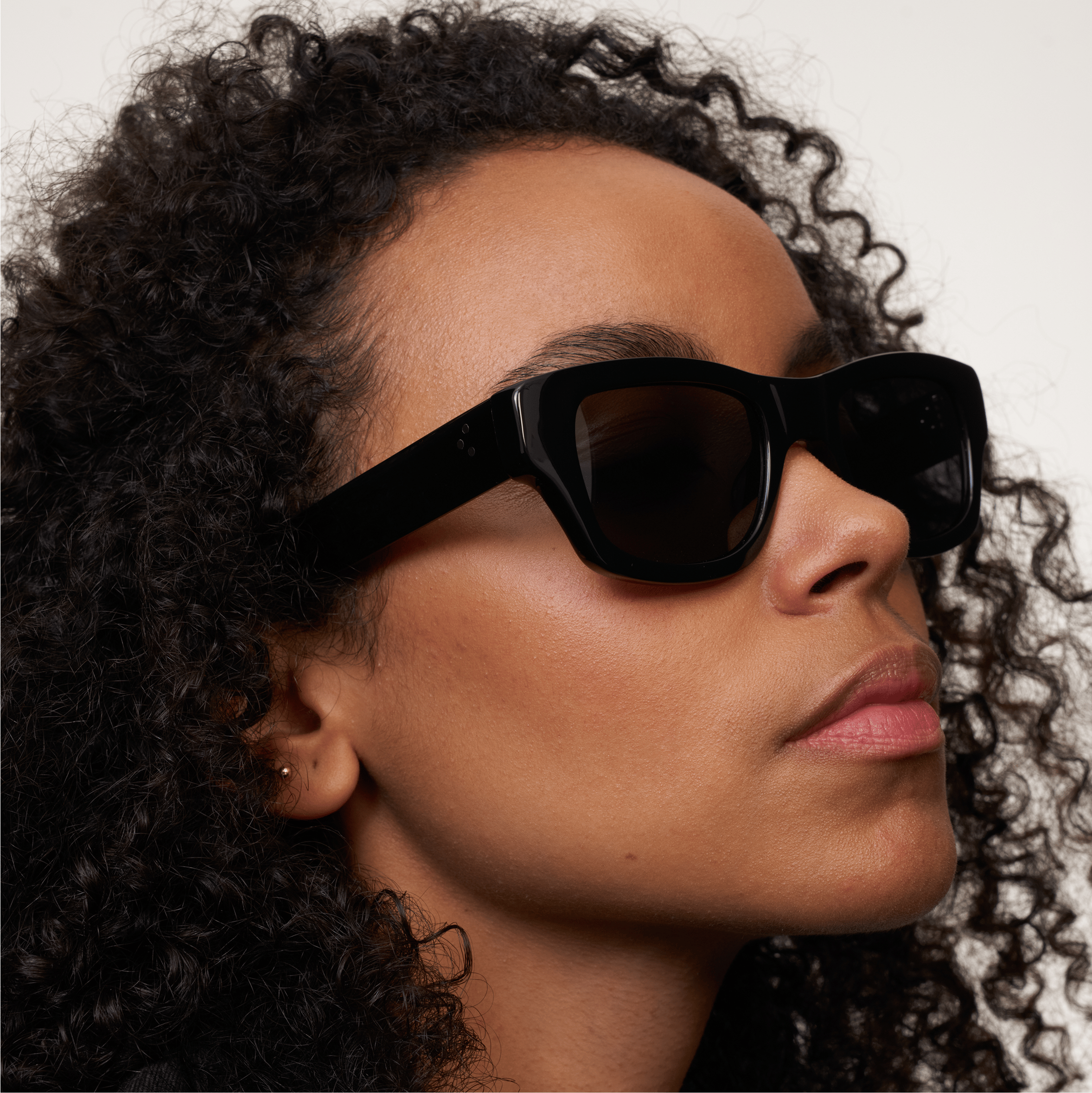 Model wearing leonard sunglasses in black