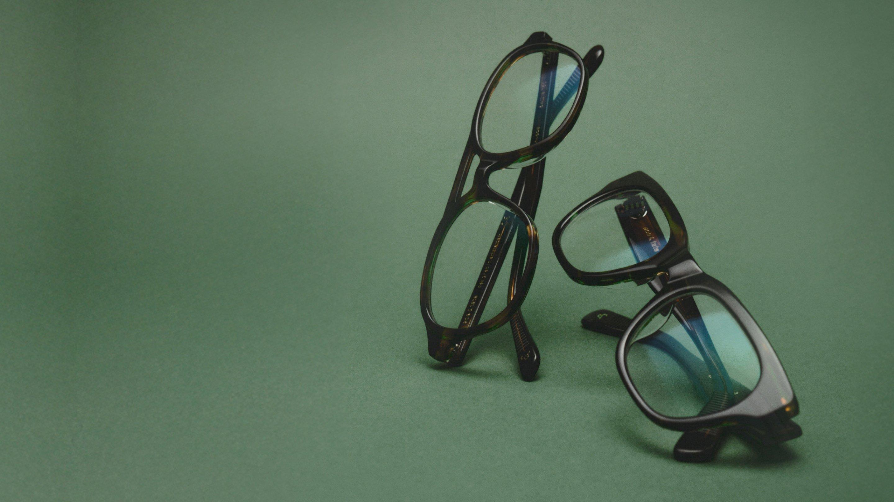 Glasses with green background Desktop