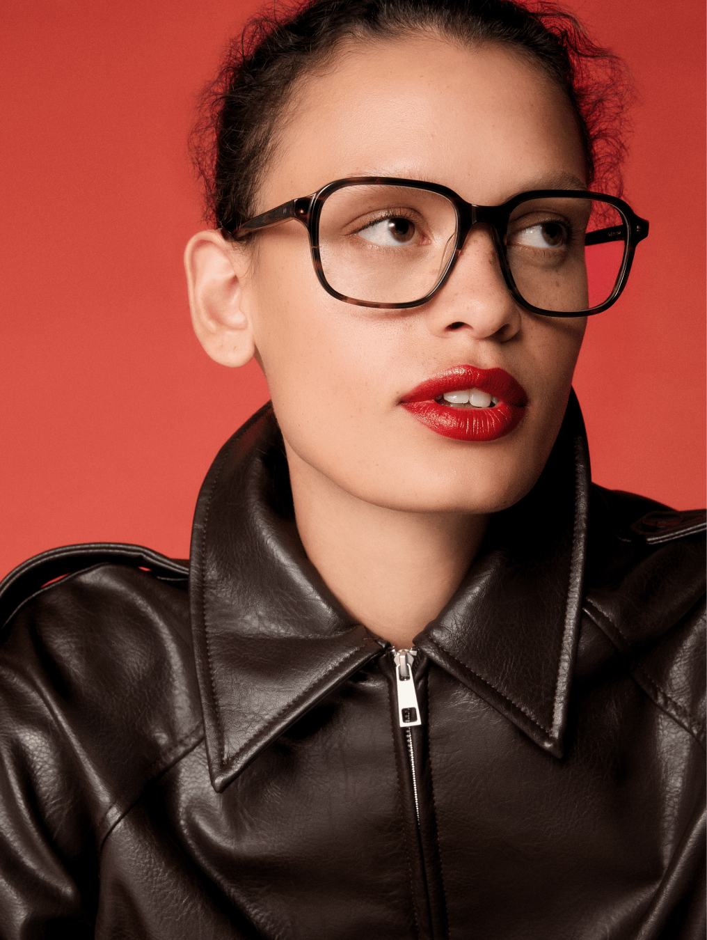Model wearing opticals - stevie in tigerwood colour