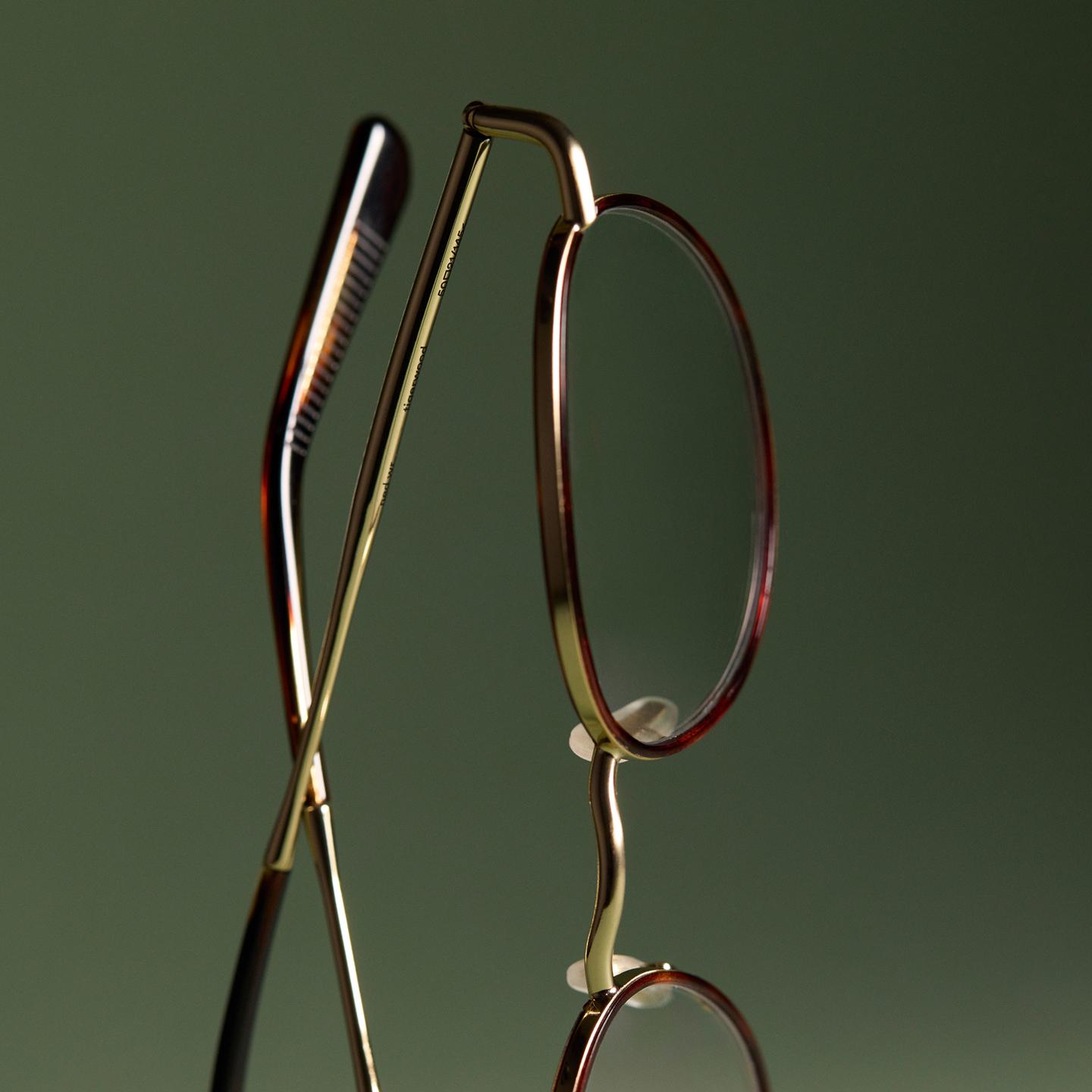 Glasses in green background Desktop